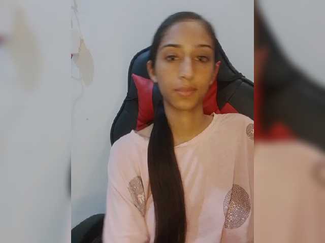 AlinaPopy, en directo ahora en BongaCams