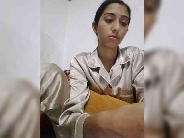 Model ini sedang live sekarang. AlinaPopy