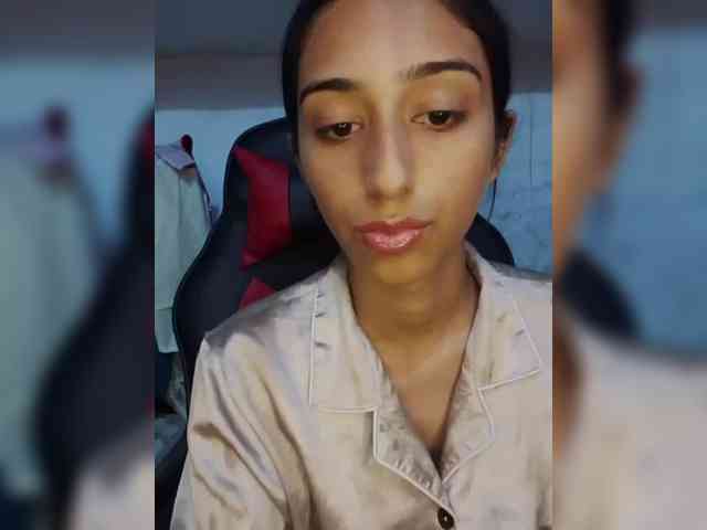 Ce modèle est en direct maintenant. AlinaPopy