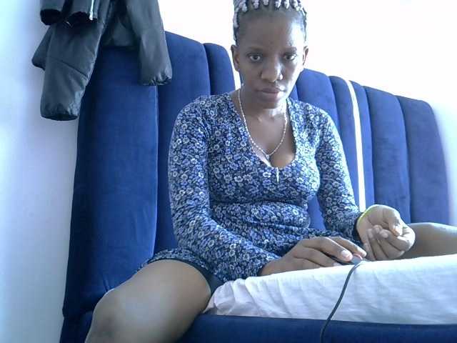 le modèle Cutegod22 est en webcam porno dans un show sur le site bongacams, il possède les tags suivants: Ebony,Brunette,Hairy