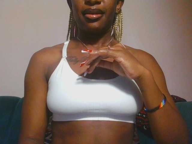 Hornycammy23 live cam on BongaCams