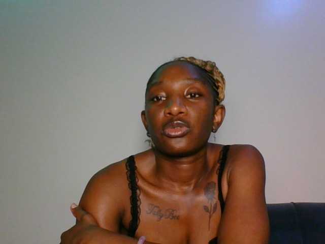Hornycammy23 live cam on BongaCams