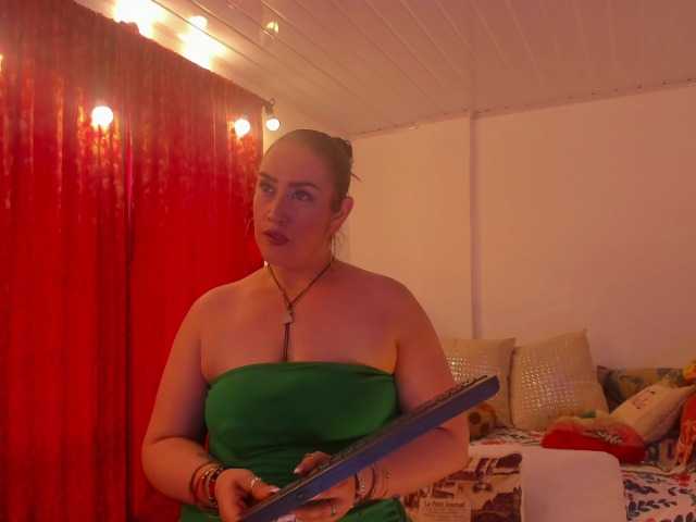 MeganHotCurvy live cam on BongaCams