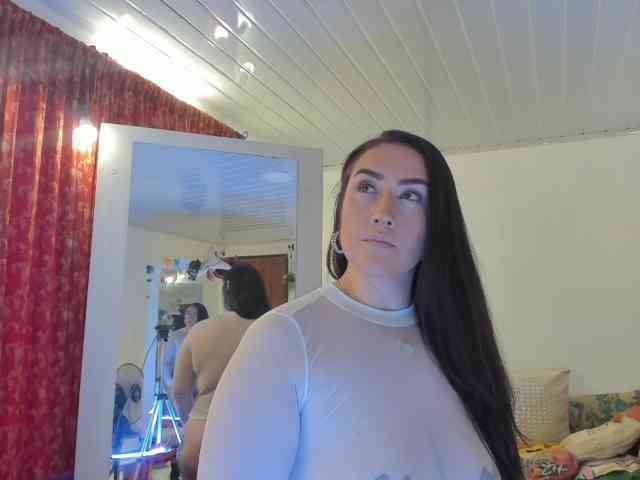 MeganHotCurvy webcam