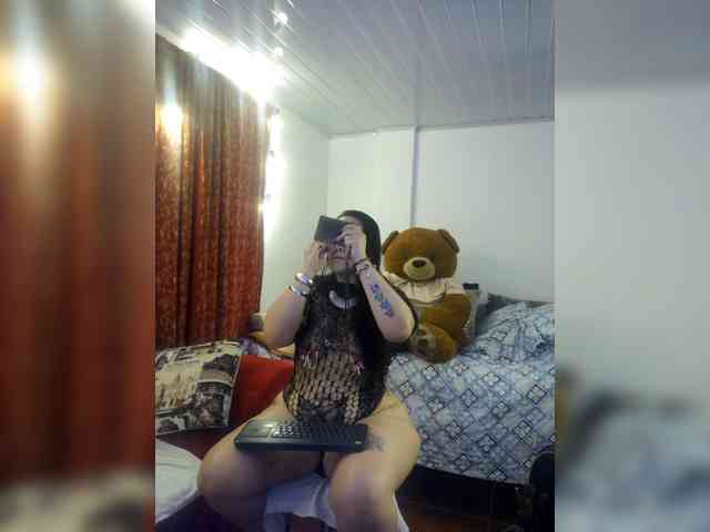 MeganHotCurvy webcam