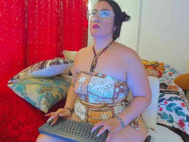 MeganHotCurvy webcam