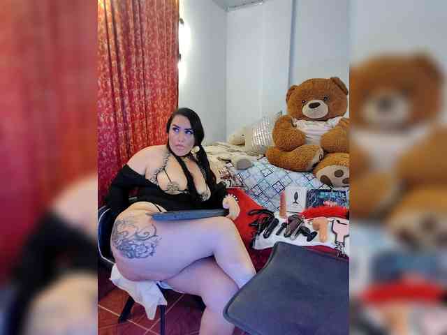 MeganHotCurvy webcam