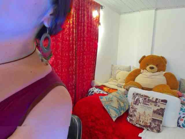 MeganHotCurvy webcam