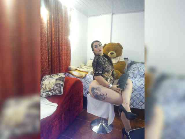 MeganHotCurvy webcam