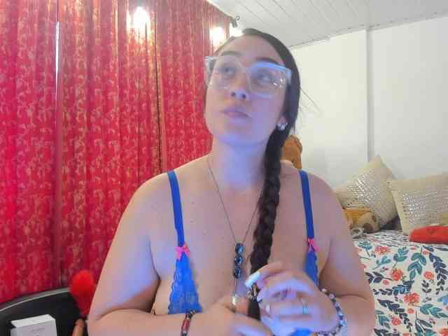 MeganHotCurvy webcam