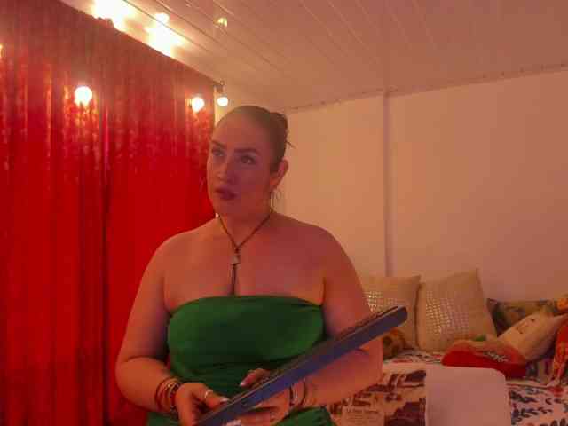 MeganHotCurvy webcam