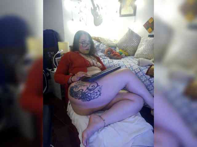 MeganHotCurvy webcam