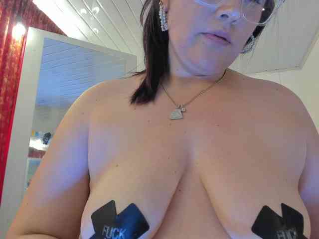 MeganHotCurvy webcam