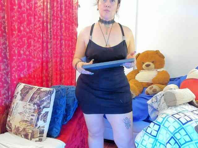 MeganHotCurvy webcam