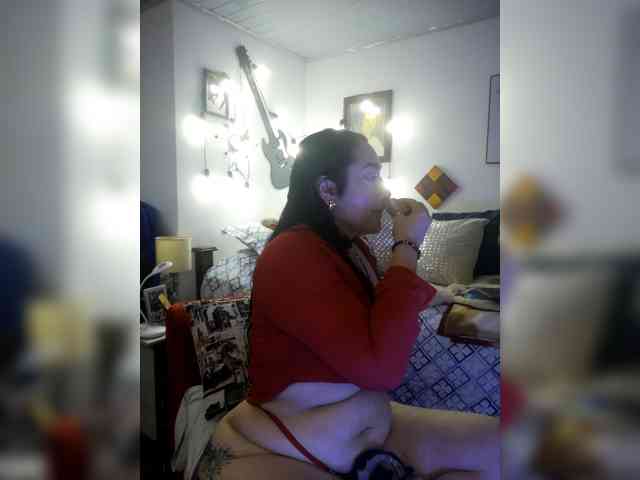 MeganHotCurvy webcam