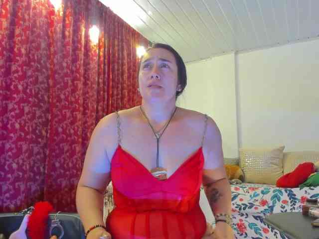 MeganHotCurvy webcam
