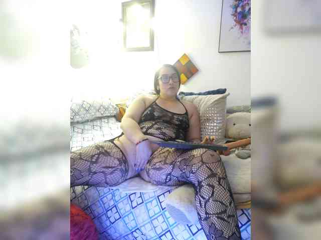 MeganHotCurvy webcam