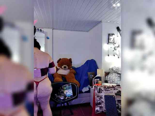 MeganHotCurvy webcam