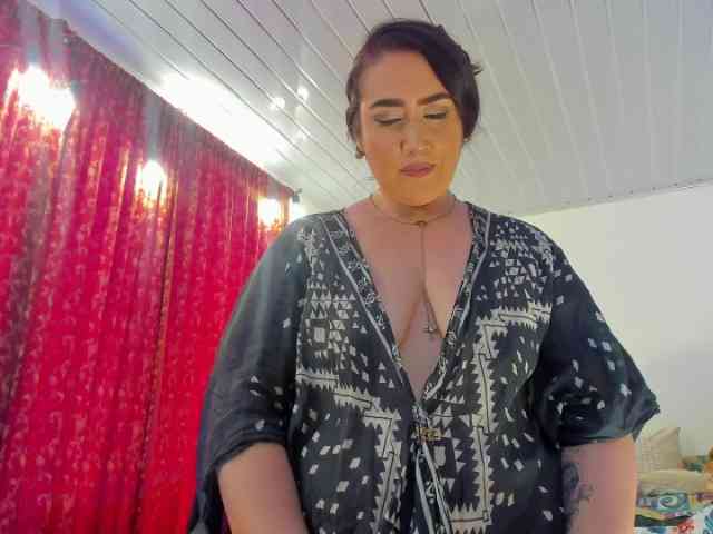 MeganHotCurvy webcam