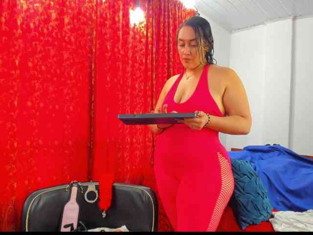 MeganHotCurvy webcam