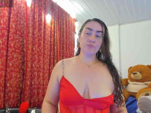 MeganHotCurvy webcam