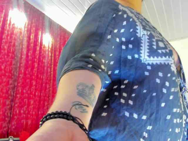 MeganHotCurvy webcam