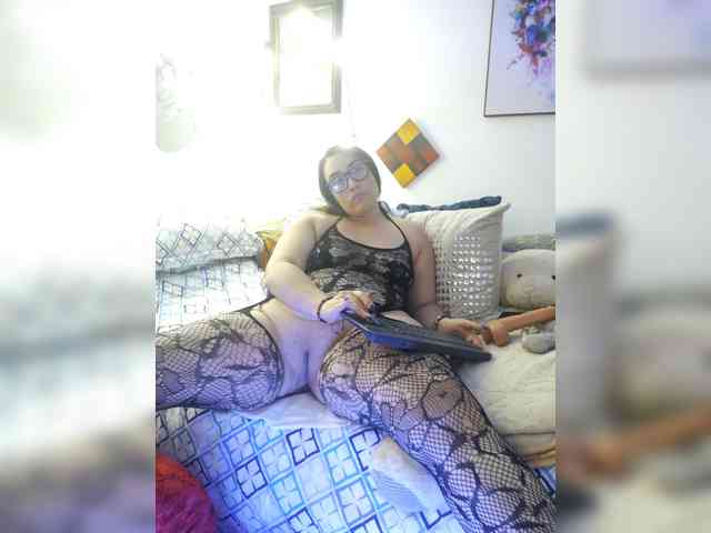 MeganHotCurvy webcam