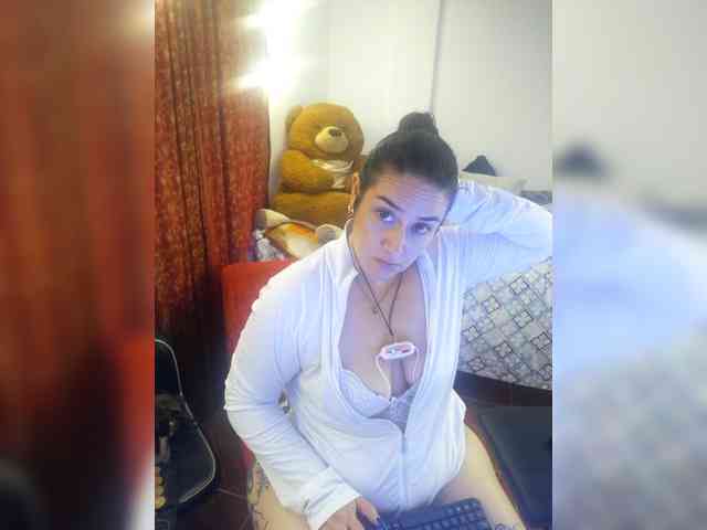 MeganHotCurvy webcam