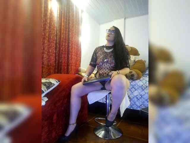 MeganHotCurvy webcam