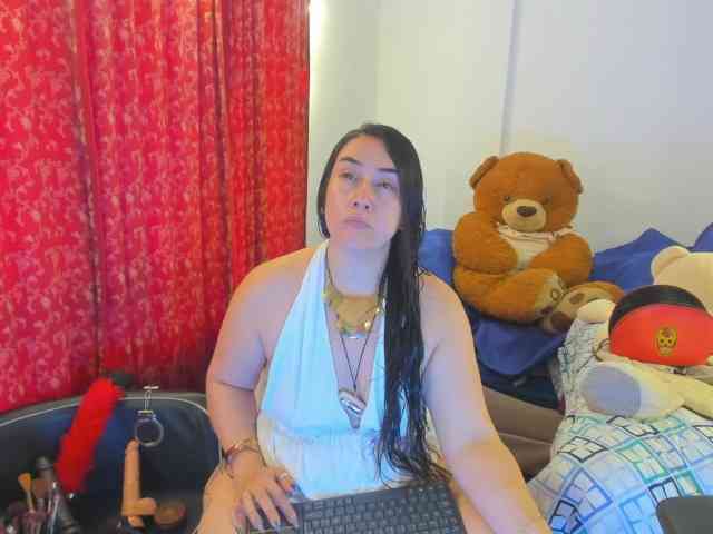 MeganHotCurvy webcam
