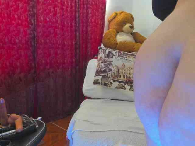 MeganHotCurvy webcam