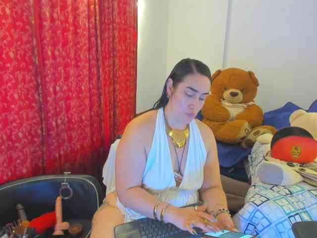 MeganHotCurvy webcam