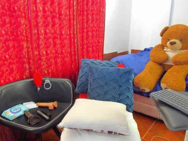 MeganHotCurvy webcam