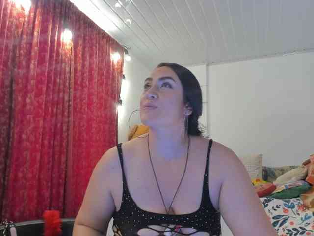 MeganHotCurvy webcam
