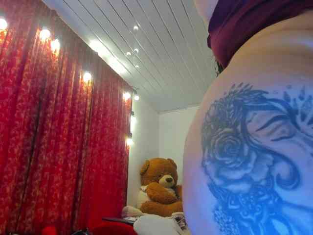 MeganHotCurvy webcam