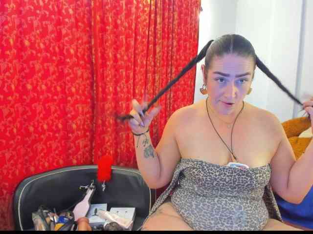 MeganHotCurvy webcam
