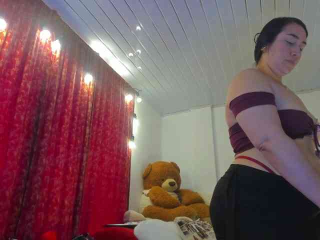 MeganHotCurvy webcam