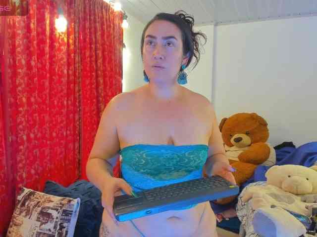 MeganHotCurvy webcam