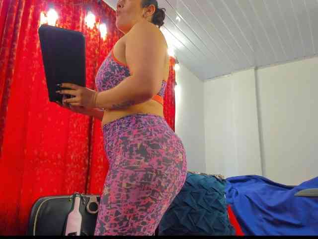 MeganHotCurvy webcam