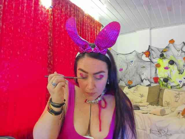 MeganHotCurvy webcam