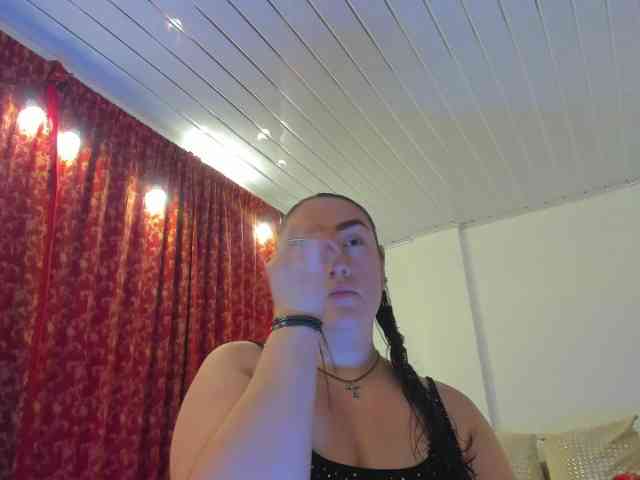 MeganHotCurvy webcam