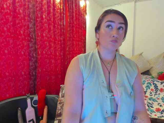 MeganHotCurvy webcam