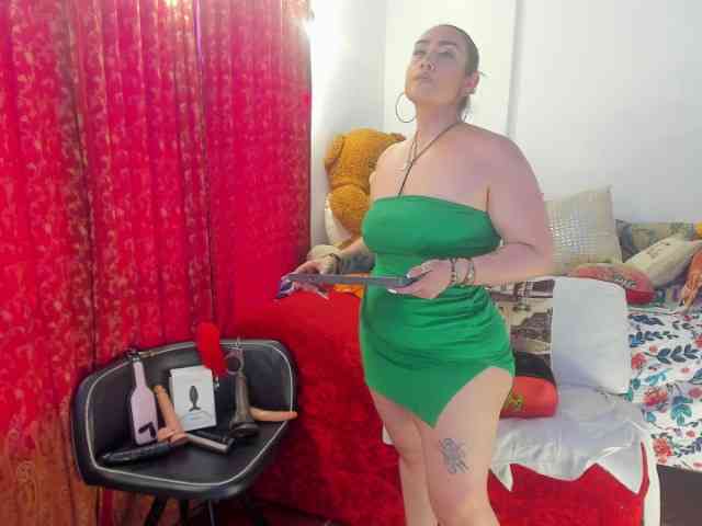 MeganHotCurvy webcam