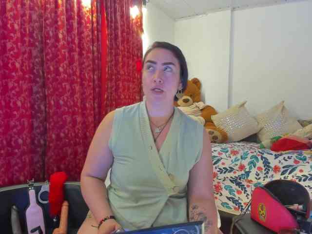 MeganHotCurvy webcam