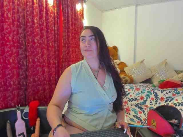 MeganHotCurvy webcam