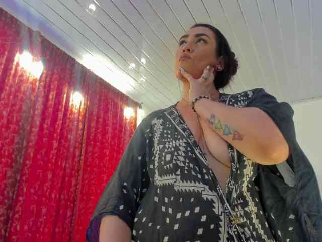 MeganHotCurvy webcam