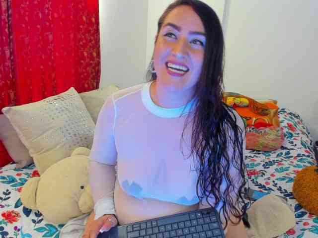 MeganHotCurvy webcam