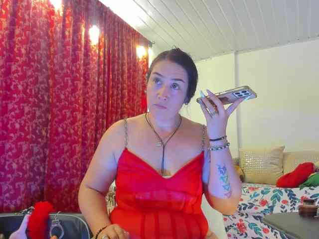 MeganHotCurvy webcam