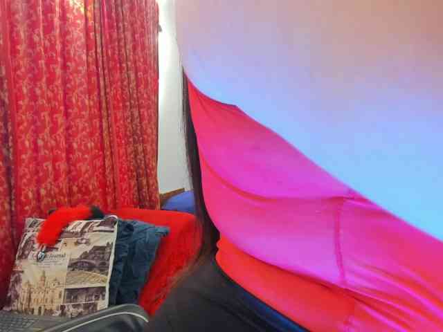 MeganHotCurvy webcam