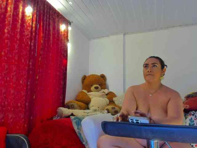 MeganHotCurvy webcam